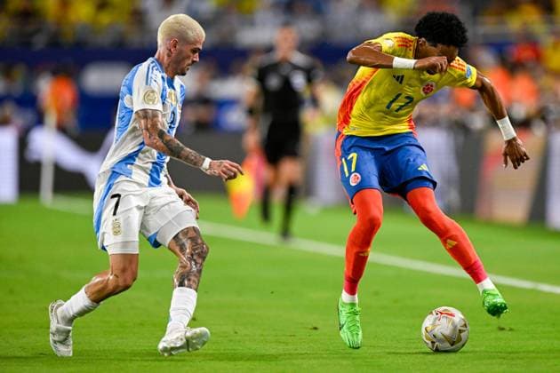 2024-07-15 Argentina v Colombia - CONMEBOL Copa America USA 2024 MIAMI GARDENS, UNITED STATES - JULY 15: Johan Mojica of Colombia battles for the ball with Rodrigo De Paul of Argentina during the CONMEBOL Copa America USA 2024 match between Argentina and Colombia at Hard Rock Stadium on July 15, 2024 in Miami Gardens, United States. (Photo by Pablo Morano BSR Agency) Miami Gardens United States Content not available for redistribution in The Netherlands directly or indirectly through any third parties. Copyright: xBSRxAgencyx