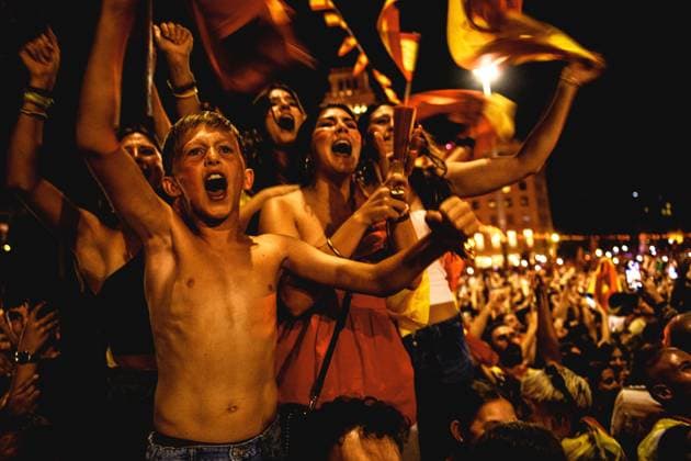 July 14, 2024, Barcelona, Catalonia, Spain: Spanish fans celebrate a goal against England in the UEFA EURO, EM, Europameisterschaft,Fussball 2024 final during a big screen event in Barcelona Barcelona Spain - ZUMAo105 0711163401st Copyright: xMatthiasxOesterlex