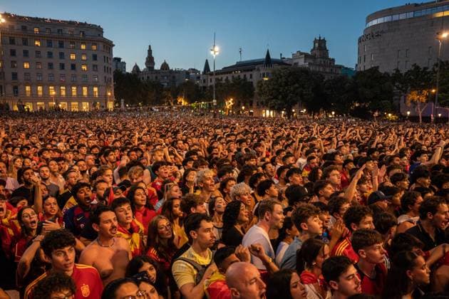 July 14, 2024, Barcelona, Barcelona, Spain: Thousands of people celebrate Spain s 2-1 victory against England in the Euro 2024 final in the center of Barcelona. Barcelona Spain - ZUMAa239 0711176232st Copyright: xMarcxAsensioxClupesx