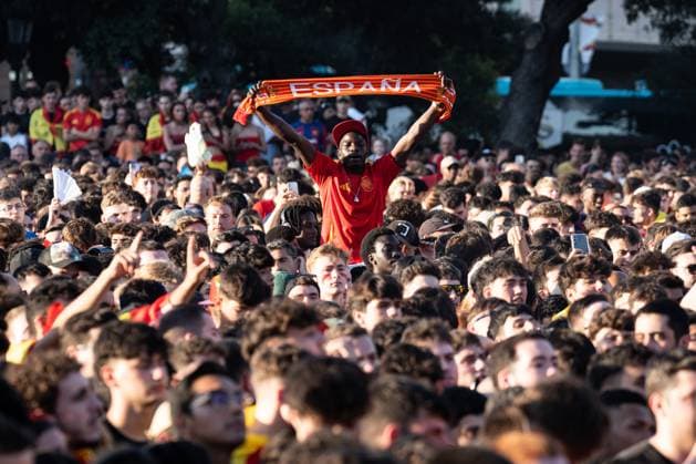 July 14, 2024, Barcelona, Barcelona, Spain: Thousands of people celebrate Spain s 2-1 victory against England in the Euro 2024 final in the center of Barcelona. Barcelona Spain - ZUMAa239 0711176854st Copyright: xMarcxAsensioxClupesx