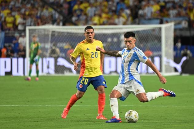 14th July 2024: Miami Gardens, Florida, USA: Lisandro Mart& xed;nez of Argentina challenges Juan Quintero of Colombia during the Copa America Finals match between Columbia and Argentina at Hard Rock Stadium in Miami Gardens, Fla.  ActionPlus12668411 RodrigoxCaillaud
