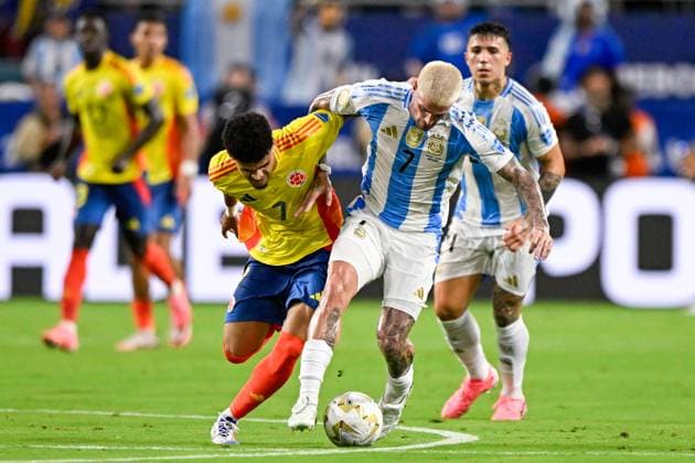 2024-07-15 Argentina v Colombia - CONMEBOL Copa America USA 2024 MIAMI GARDENS, UNITED STATES - JULY 15: Luis Diaz of Colombia battles for the ball with Rodrigo De Paul of Argentina during the CONMEBOL Copa America USA 2024 match between Argentina and Colombia at Hard Rock Stadium on July 15, 2024 in Miami Gardens, United States. (Photo by Pablo Morano BSR Agency) Miami Gardens United States Content not available for redistribution in The Netherlands directly or indirectly through any third parties. Copyright: xBSRxAgencyx