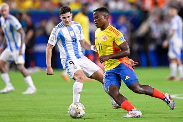 2024-07-15 Argentina v Colombia - CONMEBOL Copa America USA 2024 MIAMI GARDENS, UNITED STATES - JULY 15: Julian Alvarez of Argentina battles for the ball with Jhon Arias of Colombia during the CONMEBOL Copa America USA 2024 match between Argentina and Colombia at Hard Rock Stadium on July 15, 2024 in Miami Gardens, United States. (Photo by Pablo Morano BSR Agency) Miami Gardens United States Content not available for redistribution in The Netherlands directly or indirectly through any third parties. Copyright: xBSRxAgencyx