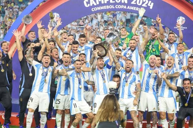 July 15, 2024, Miami, Fl, USA: Lionel Messi lifts up the trophy as he celebrates winning the Conmebol 2024 Copa America tournament final football match between Argentina and Colombia at the Hard Rock Stadium, in Miami, Florida on July 14, 2024. Miami USA - ZUMAc233 0711277031st Copyright: xVanessaxCarvalhox