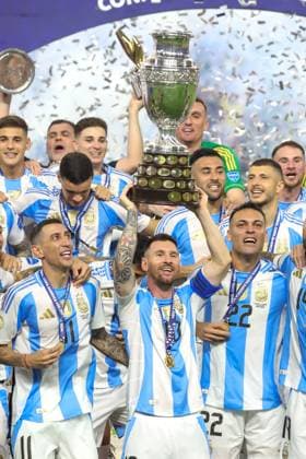 July 15, 2024, Miami, Fl, USA: Lionel Messi lifts up the trophy as he celebrates winning the Conmebol 2024 Copa America tournament final football match between Argentina and Colombia at the Hard Rock Stadium, in Miami, Florida on July 14, 2024. Miami USA - ZUMAc233 0711277034st Copyright: xVanessaxCarvalhox
