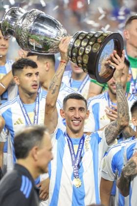 July 15, 2024, Miami, Fl, USA: Angel Di Maria lifts up the trophy as he celebrates winning the Conmebol 2024 Copa America tournament final football match between Argentina and Colombia at the Hard Rock Stadium, in Miami, Florida on July 14, 2024. Miami USA - ZUMAc233 0711283052st Copyright: xVanessaxCarvalhox