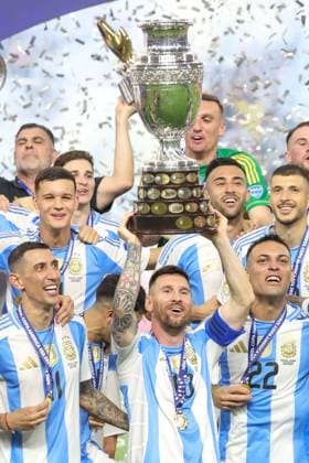 July 15, 2024, Miami, Fl, USA: Lionel Messi lifts up the trophy as he celebrates winning the Conmebol 2024 Copa America tournament final football match between Argentina and Colombia at the Hard Rock Stadium, in Miami, Florida on July 14, 2024. Miami USA - ZUMAc233 0711283097st Copyright: xVanessaxCarvalhox