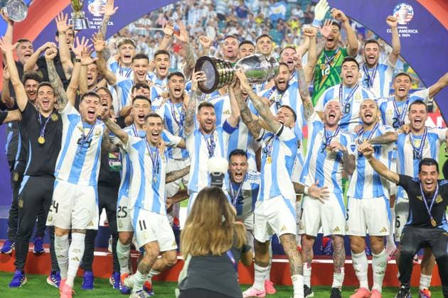 July 15, 2024, Miami, Fl, USA: Lionel Messi lifts up the trophy as he celebrates winning the Conmebol 2024 Copa America tournament final football match between Argentina and Colombia at the Hard Rock Stadium, in Miami, Florida on July 14, 2024. Miami USA - ZUMAc233 0711283406st Copyright: xVanessaxCarvalhox