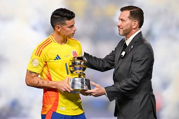 2024-07-15 Argentina v Colombia - CONMEBOL Copa America USA 2024 MIAMI GARDENS, UNITED STATES - JULY 15: James Rodriguez of Colombia with trophy, President of CONMEBOL Alejandro Dominguez during the CONMEBOL Copa America USA 2024 match between Argentina and Colombia at Hard Rock Stadium on July 15, 2024 in Miami Gardens, United States. (Photo by Pablo Morano BSR Agency) Miami Gardens United States Content not available for redistribution in The Netherlands directly or indirectly through any third parties. Copyright: xBSRxAgencyx