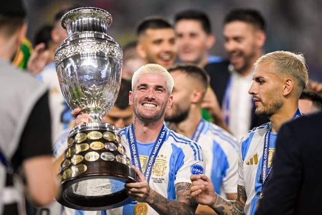 2024-07-15 Argentina v Colombia - CONMEBOL Copa America USA 2024 MIAMI GARDENS, UNITED STATES - JULY 15: Rodrigo De Paul of Argentina celebrates with trophy during the CONMEBOL Copa America USA 2024 match between Argentina and Colombia at Hard Rock Stadium on July 15, 2024 in Miami Gardens, United States. (Photo by Pablo Morano BSR Agency) Miami Gardens United States Content not available for redistribution in The Netherlands directly or indirectly through any third parties. Copyright: xBSRxAgencyx