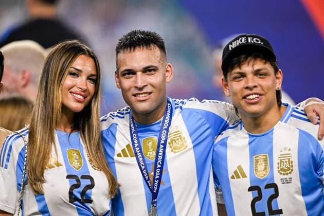 2024-07-15 Argentina v Colombia - CONMEBOL Copa America USA 2024 MIAMI GARDENS, UNITED STATES - JULY 15: Lautaro Martinez of Argentina poses with his family during the CONMEBOL Copa America USA 2024 match between Argentina and Colombia at Hard Rock Stadium on July 15, 2024 in Miami Gardens, United States. (Photo by Pablo Morano BSR Agency) Miami Gardens United States Content not available for redistribution in The Netherlands directly or indirectly through any third parties. Copyright: xBSRxAgencyx