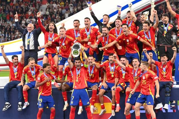 Team photo, team, team, team photo, Alvaro MORATA ESP with cup, cup, trophy, cheering, joy, enthusiasm, award ceremony, FINAL Spain ESP England ENG 2 1 on 14 07 2024, Olympiastadion Berlin Football UEFA EURO 2024 GERMANY from 14 06 2024 14 07 2024