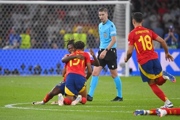 Final cheer Nico WILLIAMS ESP with Yamal LAMINE ESP , cheers, joy, enthusiasm, action, referees Francois LETEXIER, Martin ZUBIMENDI ESP , FINAL Spain ESP England ENG 2 1 on 14 07 2024, Olympiastadion Berlin Football UEFA EURO 2024 GERMANY from 14 06 2024 14 07 2024