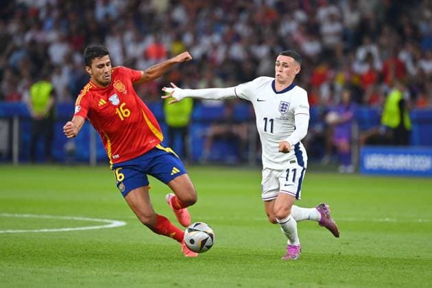 v li RODRI ESP , action,duel against Phil FODEN ENG FINAL Spain ESP England ENG 2 1 on 14 07 2024, Olympiastadion Berlin Football UEFA EURO 2024 GERMANY from 14 06 2024 14 07 2024