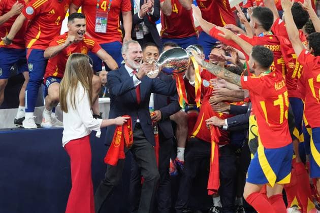 King Felipe VI with daughter Sofia receives the Henri Delaunay Cup and cheers with the team Berlin 14 07 2024 Spain vs England, M51, EURO2024 Final, Olympiastadion Berlin