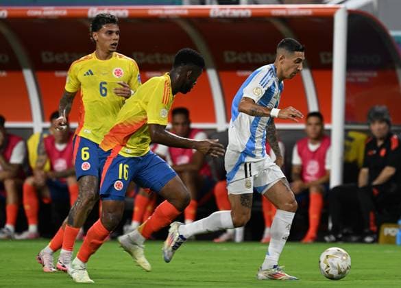 RECORD DATE NOT STATED Copa America USA 2024 Argentina 1-0 Colombia - Final Jefferson Lerma (L) of Colombia fights for the ball with Angel Di Maria (R) of Argentina during Final match between Argentina and Colombia as part of CONMEBOL Copa America USA 2024 at Hard Rock Stadium on July 14, 2024 in Miami Gardens, Florida, United States. MIAMI GARDENS FLORIDA UNITED STATES  Copyright: xDavidxLeahx 20240714204503_CA_2024_F_ARG_COL_DIMARIA163