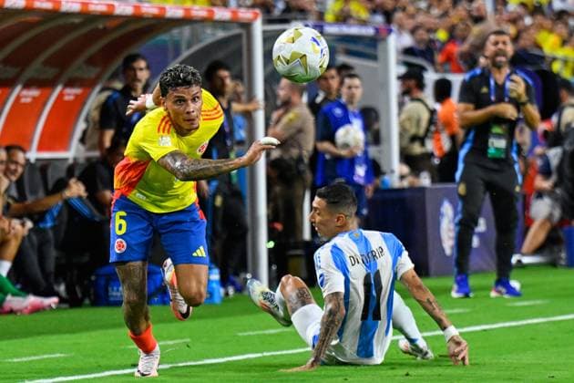RECORD DATE NOT STATED Copa America USA 2024 Argentina 1-0 Colombia - Final Richard Rios (L) of Colombia fights for the ball with Angel Di Maria (R) of Argentina during Final match between Argentina and Colombia as part of CONMEBOL Copa America USA 2024 at Hard Rock Stadium on July 14, 2024 in Miami Gardens, Florida, United States. MIAMI GARDENS FLORIDA UNITED STATES  Copyright: xJorgexMartinezx 20240714205049_CA_2024_F_ARG_COL_RIOS173
