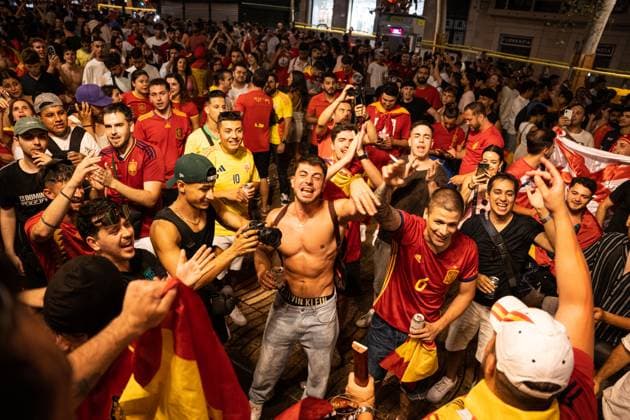 Football Fans In England Watch The UEFA EURO, EM, Europameisterschaft,Fussball 2024 Final Thousands of people are celebrating Spain s 2-1 victory against England in the Euro 2024 final in Plaza Cataluna, where a giant screen has been installed, in Barcelona, Spain, on July 14, 2024. Barcelona Barcelona Spain  Copyright: xMarcxAsensiox originalFilename:asensioclupes-spectato240714_np3mr.jpg