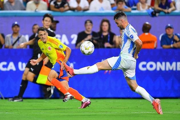 RECORD DATE NOT STATED Copa America USA 2024 Argentina 1-0 Colombia - Final Lisandro Martinez of Argentina during Final match between Argentina and Colombia as part of CONMEBOL Copa America USA 2024 at Hard Rock Stadium on July 14, 2024 in Miami Gardens, Florida, United States. MIAMI GARDENS FLORIDA UNITED STATES  Copyright: xAdrianxMaciasx 20240714205113_CA_2024_F_ARG_COL_MARTINEZ180