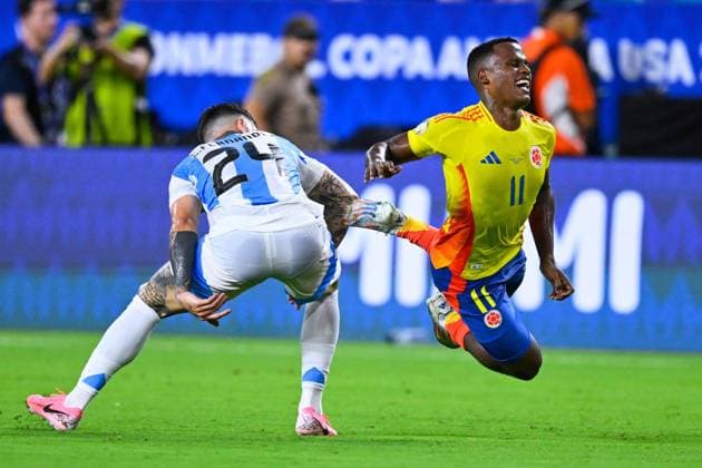 RECORD DATE NOT STATED Copa America USA 2024 Argentina 1-0 Colombia - Final Enzo Fernandez (L) of Argentina fights for the ball with John Arias (R) of Colombia during Final match between Argentina and Colombia as part of CONMEBOL Copa America USA 2024 at Hard Rock Stadium on July 14, 2024 in Miami Gardens, Florida, United States. MIAMI GARDENS FLORIDA UNITED STATES  Copyright: xJorgexMartinezx 20240714205926_CA_2024_F_ARG_COL_ARIAS195
