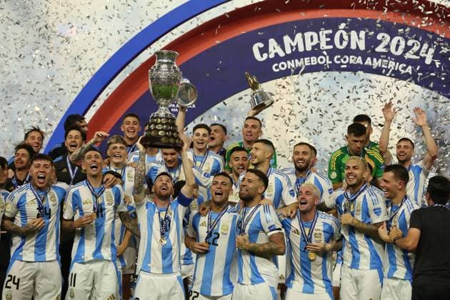 Argentina™s players celebrate with the trophy after beating Colombia and winning the Copa America USA 2024 final match between Argentina and Colombia, at Hard Rock Stadium, on July 14, 2024 MIAMI UNITED STATES Copyright: xALEJANDROxPAGNIx