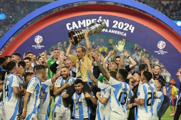 Argentina™s players celebrate with the trophy after beating Colombia and winning the Copa America USA 2024 final match between Argentina and Colombia, at Hard Rock Stadium, on July 14, 2024 MIAMI UNITED STATES Copyright: xALEJANDROxPAGNIx