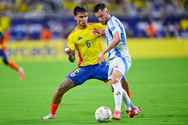 RECORD DATE NOT STATED Copa America USA 2024 Argentina 1-0 Colombia - Final Richard Rios (L) of Colombia fights for the ball with Nicolas Tagliafico during Final match between Argentina and Colombia as part of CONMEBOL Copa America USA 2024 at Hard Rock Stadium on July 14, 2024 in Miami Gardens, Florida, United States. MIAMI GARDENS FLORIDA UNITED STATES  Copyright: xJorgexMartinezx 20240714205924_CA_2024_F_ARG_COL_GONZALEZ194