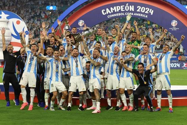 Argentina™s players celebrate with the trophy after beating Colombia and winning the Copa America USA 2024 final match between Argentina and Colombia, at Hard Rock Stadium, on July 14, 2024 MIAMI UNITED STATES Copyright: xALEJANDROxPAGNIx