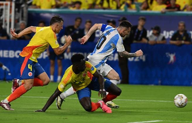 RECORD DATE NOT STATED Copa America USA 2024 Argentina 1-0 Colombia - Final Santiago Arias (LI of Colombia fights for the ball with Lionel Messi (R) of Argentina during Final match between Argentina and Colombia as part of CONMEBOL Copa America USA 2024 at Hard Rock Stadium on July 14, 2024 in Miami Gardens, Florida, United States. MIAMI GARDENS FLORIDA UNITED STATES  Copyright: xDavidxLeahx MESSI20240714210136_CA_2024_F_ARG_COL_MESSI198