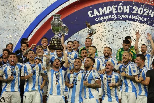Argentina™s players celebrate with the trophy after beating Colombia and winning the Copa America USA 2024 final match between Argentina and Colombia, at Hard Rock Stadium, on July 14, 2024 MIAMI UNITED STATES Copyright: xALEJANDROxPAGNIx