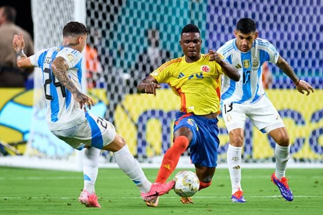 RECORD DATE NOT STATED Copa America USA 2024 Argentina vs Colombia - Final Enzo Fernandez (L) of Argentina, John Cordoba (C) of Colombia fights for the ball with Cristian Romero (R) of Colombia during Final match between Argentina and Colombia as part of CONMEBOL Copa America USA 2024 at Hard Rock Stadium on July 14, 2024 in Miami Gardens, Florida, United States. MIAMI GARDENS FLORIDA UNITED STATES  Copyright: xJosexLuisxMelgarejox 20240714211702_CA_2024_F_ARG_COL_CORDOBA214