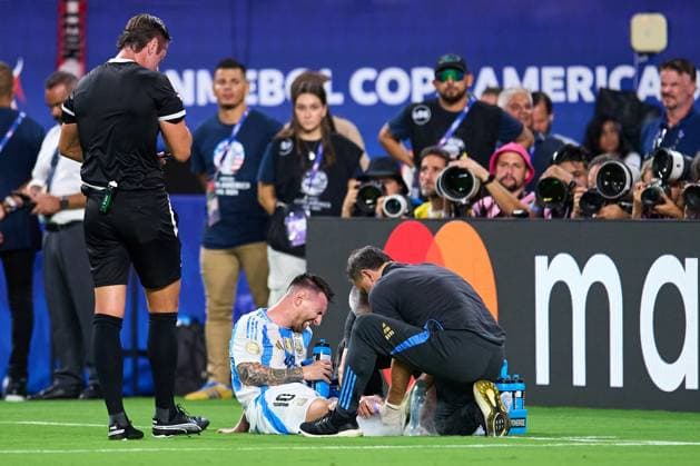 RECORD DATE NOT STATED Copa America USA 2024 Argentina vs Colombia - Final Lionel Messi of Argentina receives medical assistance during Final match between Argentina and Colombia as part of CONMEBOL Copa America USA 2024 at Hard Rock Stadium on July 14, 2024 in Miami Gardens, Florida, United States. MIAMI GARDENS FLORIDA UNITED STATES  Copyright: xJosexLuisxMelgarejox 20240714211904_CA_2024_F_ARG_COL_MESSI219