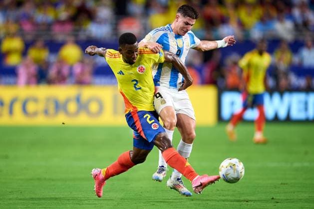 RECORD DATE NOT STATED Copa America USA 2024 Argentina vs Colombia - Final Carlos Cuesta (L) of Colombia fights for the ball with Julian Alvarez (R) of Argentina during Final match between Argentina and Colombia as part of CONMEBOL Copa America USA 2024 at Hard Rock Stadium on July 14, 2024 in Miami Gardens, Florida, United States. MIAMI GARDENS FLORIDA UNITED STATES  Copyright: xJosexLuisxMelgarejox 20240714212719_CA_2024_F_ARG_COL_ALVAREZ224