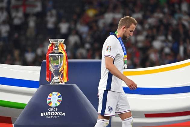 Sport Themen der Woche KW28 Sport Bilder des Tages Harry KANE (ENG) geht am Pokal,Cup,Trophaee vorbei, Enttaeuschung,Frust,enttaeuscht, frustriert,niedergeschlagen, Siegerehrung, FINALE Spanien (ESP) - England (ENG) 2-1 am 14.07.2024, Olympiastadion Berlin. Fussball UEFA EURO, EM, Europameisterschaft,Fussball 2024 GERMANY vom 14.06.2024 - 14.07.2024. *** Harry KANE ENG passes the cup,cup,trophy,disappointment,frustration,disappointed,frustrated,dejected,award ceremony,FINAL Spain ESP England ENG 2 1 on 14 07 2024, Olympiastadion Berlin Football UEFA EURO 2024 GERMANY from 14 06 2024 14 07 2024