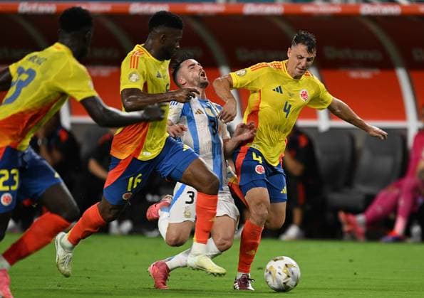 RECORD DATE NOT STATED Copa America USA 2024 Argentina vs Colombia - Final Jefferson Lerma (L) of Colombia, Nicolas Tagliafico (C) of Argentina and Santiago Arias (R) of Colombia during Final match between Argentina and Colombia as part of CONMEBOL Copa America USA 2024 at Hard Rock Stadium on July 14, 2024 in Miami Gardens, Florida, United States. MIAMI GARDENS FLORIDA UNITED STATES  Copyright: xDavidxLeahx 20240714213527_CA_2024_F_ARG_COL_TAGLIAFICO237