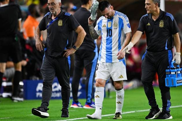 RECORD DATE NOT STATED Copa America USA 2024 Argentina vs Colombia - Final Lionel Messi leaves the pitch after picking up an injury during Final match between Canada and Uruguay as part of CONMEBOL Copa America USA 2024 at Hard Rock Stadium on July 14, 2024 in Miami Gardens, Florida, United States. MIAMI GARDENS FLORIDA UNITED STATES  Copyright: xJorgexMartinezx 20240714215827_CA_2024_F_ARG_COL_MESSI306