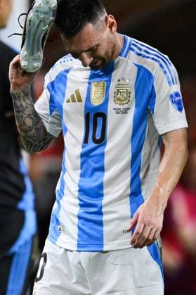RECORD DATE NOT STATED Copa America USA 2024 Argentina vs Colombia - Final Lionel Messi leaves the pitch after picking up an injury during Final match between Argentina and Colombia as part of CONMEBOL Copa America USA 2024 at Hard Rock Stadium on July 14, 2024 in Miami Gardens, Florida, United States. MIAMI GARDENS FLORIDA UNITED STATES  Copyright: xJorgexMartinezx 20240714215833_CA_2024_F_ARG_COL_MESSI307