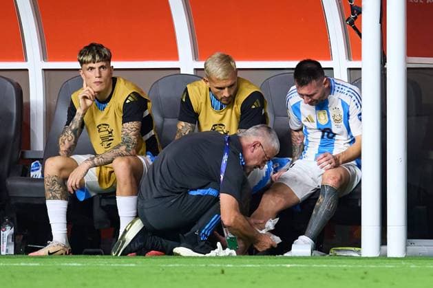 Bilder des Jahres 2024, Sport 07 Juli Sport Themen der Woche KW28 Sport Bilder des Tages RECORD DATE NOT STATED Copa America USA 2024 Argentina vs Colombia - Final Lionel Messi leaves the pitch after picking up an injury receives medical Assistant during Final match between Argentina and Colombia as part of CONMEBOL Copa America USA 2024 at Hard Rock Stadium on July 14, 2024 in Miami Gardens, Florida, United States. MIAMI GARDENS FLORIDA UNITED STATES  Copyright: xJosexLuisxMelgarejox 20240714220923_CA_2024_F_ARG_COL_MESSI340