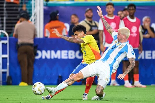 RECORD DATE NOT STATED Copa America USA 2024 Argentina vs Colombia - Final Luis Diaz (L) of Colombia fights for the ball with Rodrigo de Paul (R) of Argentina during Final match between Argentina and Colombia as part of CONMEBOL Copa America USA 2024 at Hard Rock Stadium on July 14, 2024 in Miami Gardens, Florida, United States. MIAMI GARDENS FLORIDA UNITED STATES  Copyright: xJosexLuisxMelgarejox 20240714221228_CA_2024_F_ARG_COL_DIAZ345