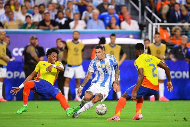 RECORD DATE NOT STATED Copa America USA 2024 Argentina vs Colombia - Final Johan Mojica (L) of Colombia fights for the ball with Angel Di Maria (R) of Argentina during Final match between Argentina and Colombia as part of CONMEBOL Copa America USA 2024 at Hard Rock Stadium on July 14, 2024 in Miami Gardens, Florida, United States. MIAMI GARDENS FLORIDA UNITED STATES  Copyright: xAdrianxMaciasx 20240714223154_CA_2024_F_ARG_COL_DIMARIA373