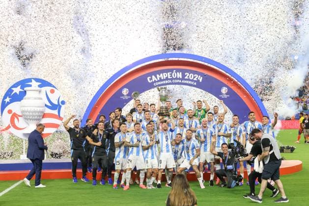 July 15, 2024, Miami, Fl, USA: Lionel Messi lifts up the trophy as he celebrates winning the Conmebol 2024 Copa America tournament final football match between Argentina and Colombia at the Hard Rock Stadium, in Miami, Florida on July 14, 2024. Miami USA - ZUMAc233 0711290166st Copyright: xVanessaxCarvalhox