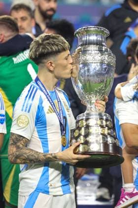 July 15, 2024, Miami, Fl, USA: Ganacho of Argentina with trophy after the team s victory in the CONMEBOL Copa America 2024 Final match between Argentina and Colombia at Hard Rock Stadium on July 14, 2024 in Miami Gardens, Florida. Miami USA - ZUMAc233 0711299166st Copyright: xVanessaxCarvalhox