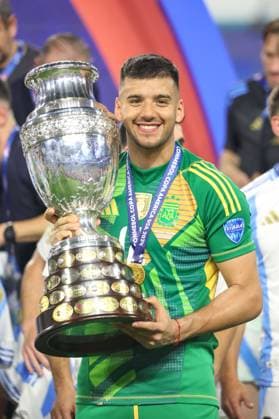 July 15, 2024, Miami, Fl, USA: Rulli of Argentina with trophy after the team s victory in the CONMEBOL Copa America 2024 Final match between Argentina and Colombia at Hard Rock Stadium on July 14, 2024 in Miami Gardens, Florida. Miami USA - ZUMAc233 0711299202st Copyright: xVanessaxCarvalhox