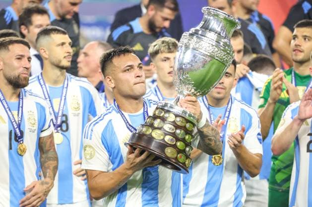 July 15, 2024, Miami, Fl, USA: Lautaro Martinez of Argentina with trophy after the team s victory in the CONMEBOL Copa America 2024 Final match between Argentina and Colombia at Hard Rock Stadium on July 14, 2024 in Miami Gardens, Florida. Miami USA - ZUMAc233 0711299560st Copyright: xVanessaxCarvalhox