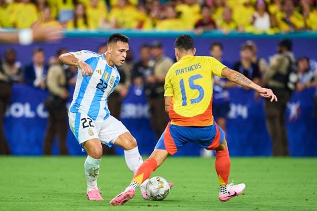 RECORD DATE NOT STATED Copa America USA 2024 Argentina vs Colombia - Final Lautaro Martinez (L) of Argentina fights for the ball with Matheus Uribe (R) of Colombia during Final match between Argentina and Colombia as part of CONMEBOL Copa America USA 2024 at Hard Rock Stadium on July 14, 2024 in Miami Gardens, Florida, United States. MIAMI GARDENS FLORIDA UNITED STATES  Copyright: xJosexLuisxMelgarejox 20240714230125_CA_2024_F_ARG_COL_MARTINEZ412