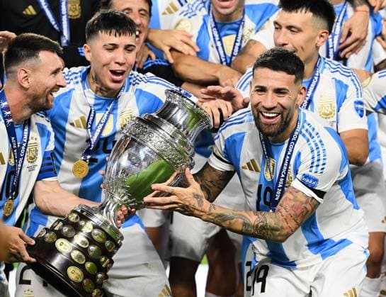 RECORD DATE NOT STATED Copa America USA 2024 Argentina vs Colombia - Final Lionel Messi, Enzo Martinez, Nicolas Otamendi lifts up the trophy as he celebrates winning the Conmebol 2024 Copa America during Final match between Argentina and Colombia as part of CONMEBOL Copa America USA 2024 at Hard Rock Stadium on July 14, 2024 in Miami Gardens, Florida, United States. MIAMI GARDENS FLORIDA UNITED STATES  Copyright: xDavidxLeahx 20240714235530_CA_2024_F_ARG_CHAMPION_MESSI448