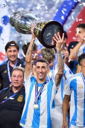 RECORD DATE NOT STATED Copa America USA 2024 Argentina vs Colombia - Final Angel Di Maria lifts up the trophy as he celebrates winning the Conmebol 2024 Copa America during Final match between Argentina and Colombia as part of CONMEBOL Copa America USA 2024 at Hard Rock Stadium on July 14, 2024 in Miami Gardens, Florida, United States. MIAMI GARDENS FLORIDA UNITED STATES  Copyright: xJosexLuisxMelgarejox 20240714235536_CA_2024_F_ARG_CHAMPION_DIMARIA449