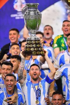RECORD DATE NOT STATED Copa America USA 2024 Argentina vs Colombia - Final Lionel Messi lifts up the trophy as he celebrates winning the Conmebol 2024 Copa America during Final match between Argentina and Colombia as part of CONMEBOL Copa America USA 2024 at Hard Rock Stadium on July 14, 2024 in Miami Gardens, Florida, United States. MIAMI GARDENS FLORIDA UNITED STATES  Copyright: xAdrianxMaciasx 20240714235821_CA_2024_F_ARG_CHAMPION_MESSI460
