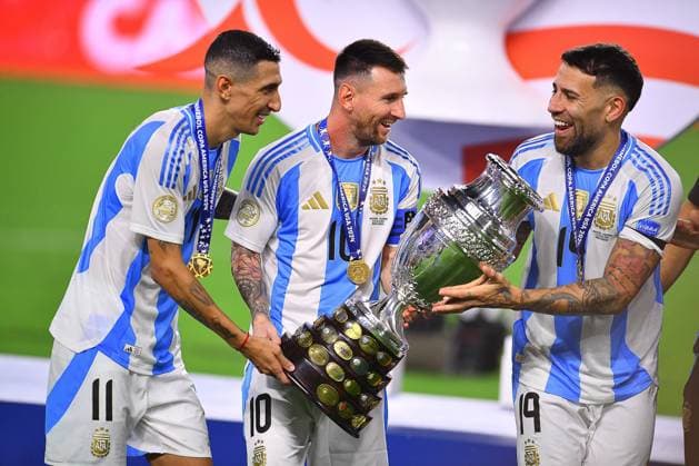 RECORD DATE NOT STATED Copa America USA 2024 Argentina vs Colombia - Final Angel Di Maria, Lionel Messi, Nicolas Otamendi lifts up the trophy as he celebrates winning the Conmebol 2024 Copa America during Final match between Argentina and Colombia as part of CONMEBOL Copa America USA 2024 at Hard Rock Stadium on July 14, 2024 in Miami Gardens, Florida, United States. MIAMI GARDENS FLORIDA UNITED STATES  Copyright: xAdrianxMaciasx 20240714235822_CA_2024_F_ARG_CHAMPION_MESSI458