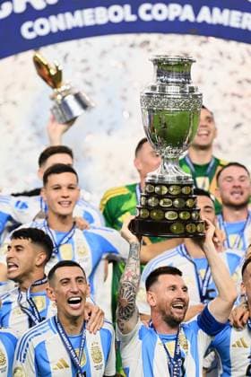 RECORD DATE NOT STATED Copa America USA 2024 Argentina vs Colombia - Final Lionel Messi lifts up the trophy as he celebrates winning the Conmebol 2024 Copa America during Final match between Argentina and Colombia as part of CONMEBOL Copa America USA 2024 at Hard Rock Stadium on July 14, 2024 in Miami Gardens, Florida, United States. MIAMI GARDENS FLORIDA UNITED STATES  Copyright: xDavidxLeahx 20240715000123_CA_2024_F_ARG_CHAMPION_MESSI477